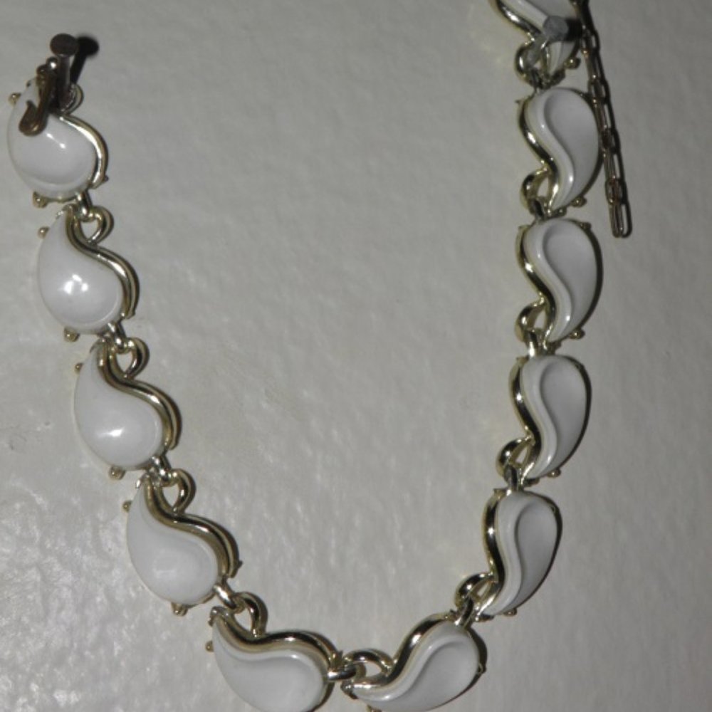 VINTAGE MILK GLASS CHOKER